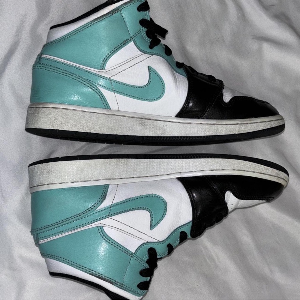 Jordan 1s
Retro Jordan 1 Mid - Tropical Twist.     Sise 8